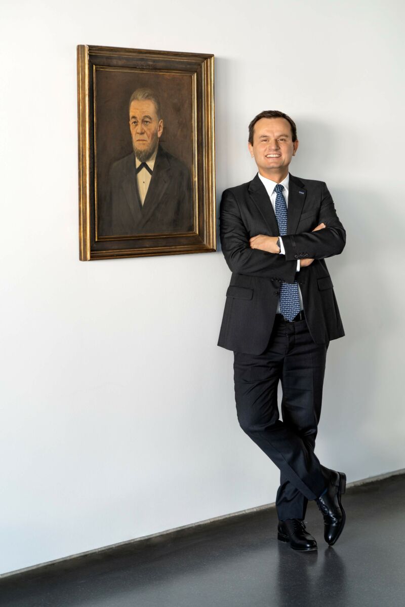 CEO Jérôme Debreu auf der Titelseite des CEO Magazine — Kiekert AG